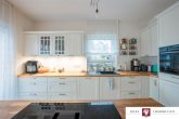 Wunderschönes freistehendes Einfamilienhaus mit großer Garage in idyllischer Ortsrandlage - Küche Bild 3
