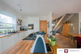 Wunderschönes freistehendes Einfamilienhaus mit großer Garage in idyllischer Ortsrandlage - Küche Bild 2