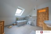 Wunderschönes freistehendes Einfamilienhaus mit großer Garage in idyllischer Ortsrandlage - Bad (Eltern) Bild 2